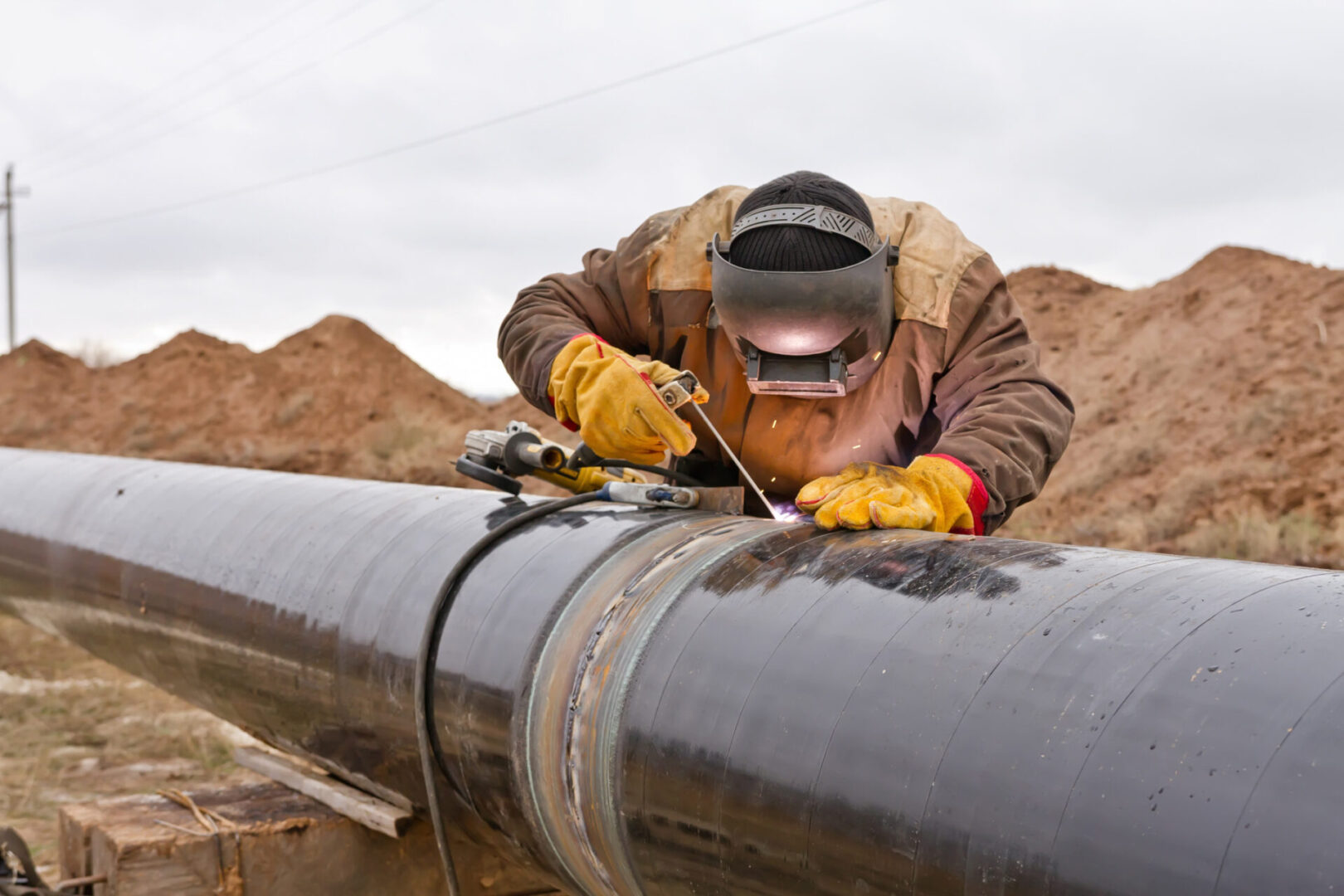 Welder mounts in the trunk pipeline electrochemical protection